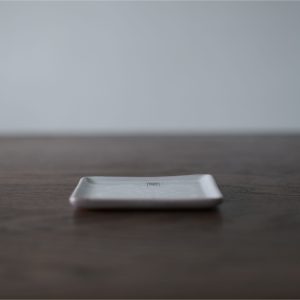 Alternative view of Kanesan｜手繪小皿 - 白花