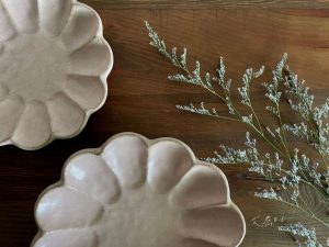 小兵｜日本製 21.5cm 粉引花盤 (桃煉)