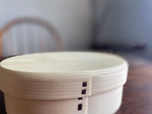 Alternative view of 日本工匠手作｜傳統曲木飯盒-素色圓角打磨 （附分隔版/束帶)