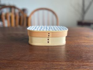 Alternative view of 日本工匠手作｜傳統曲木飯盒-藍紋四角 （附分隔版/束帶)