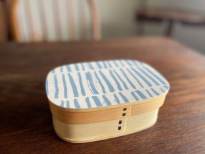 日本工匠手作｜傳統曲木飯盒-藍紋四角 （附分隔版/束帶)