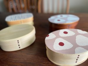 日本工匠手作｜傳統曲木飯盒-淺色梅干飯糰 （附分隔版/束帶)