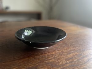 Alternative view of Heuge｜美濃燒 工匠手作 平碗 - 瀬戸黒