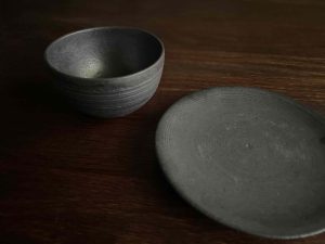 Alternative view of Hechimon ｜信樂燒 工匠手作 くし目墨黒 钵碟組