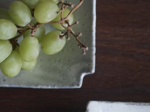 Alternative view of 南窯｜工藤工先生 隅切菓子皿 - 荒粉引