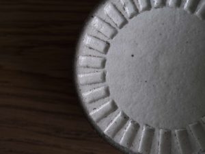 ヤマ兵製陶所|しのぎ刻紋 小圓皿