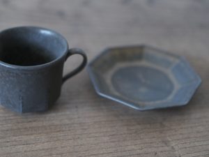 Alternative view of Ancient Pottery｜八角杯碟組 - 古銅金