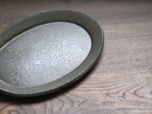 信樂燒橢圓皿｜炭化釉