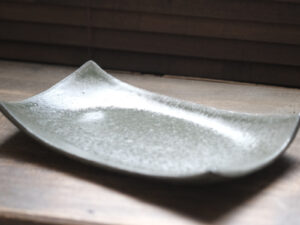 Alternative view of 信樂燒長角皿｜炭化釉