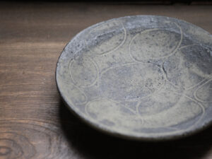 信樂燒六寸皿｜墨色圓紋