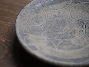 Alternative view of 信樂燒六寸皿｜墨色圓紋