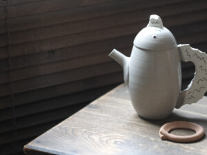 Alternative view of 信樂燒手作造型壺