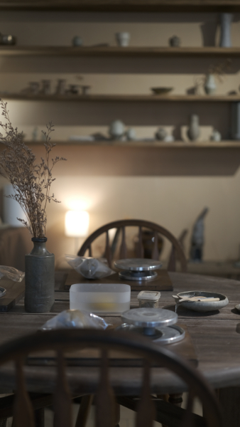 無光造物工作室,層架上的陶作、檯燈與工作桌